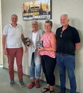 Das Bild zeigt vhs-Leiter Heiko Müller, Karin Seitz und die Eheleute Frick beim Stabwechsel der Leitung für die vhs-Arbeit in Linkenheim-Hochstetten.