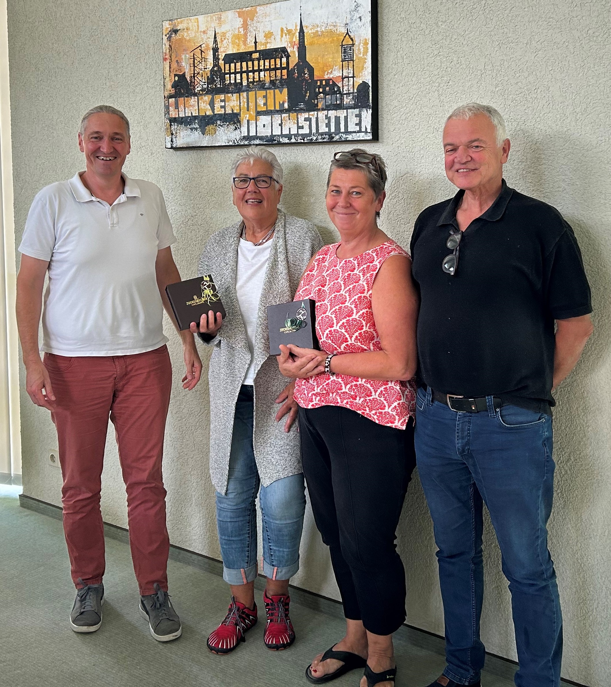 Das Bild zeigt vhs-Leiter Heiko Müller, Karin Seitz und die Eheleute Frick beim Stabwechsel der Leitung für die vhs-Arbeit in Linkenheim-Hochstetten.