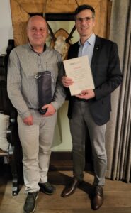 Achim Schäfer wird von Oberbürgermeister Schrempp geehrt